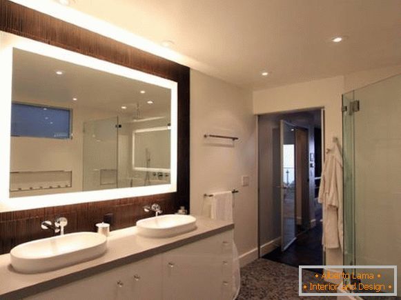Pravougaono ogledalo sa osvetljenjem u kupatilu
