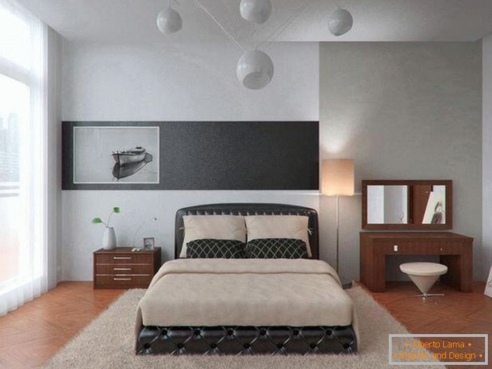 Veliki krevet u minimalističkom stilu je tapaciran u koži. Interesantno rešenje za stilsku spavaću sobu.