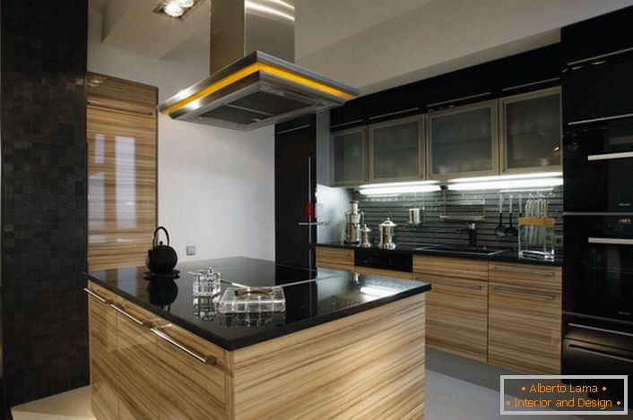 Kuhinje u stilu minimalizma su atraktivne sa pravilnim planiranjem. Posebna karakteristika stila je postavljanje radne površine kuhinje u središte sobe.