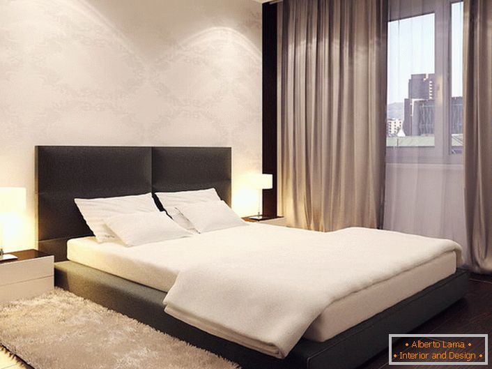 Krevet u minimalističkom stilu podseća na nizak podijum. Visoka mekana ploča čini dizajn mekšim i glatkim.