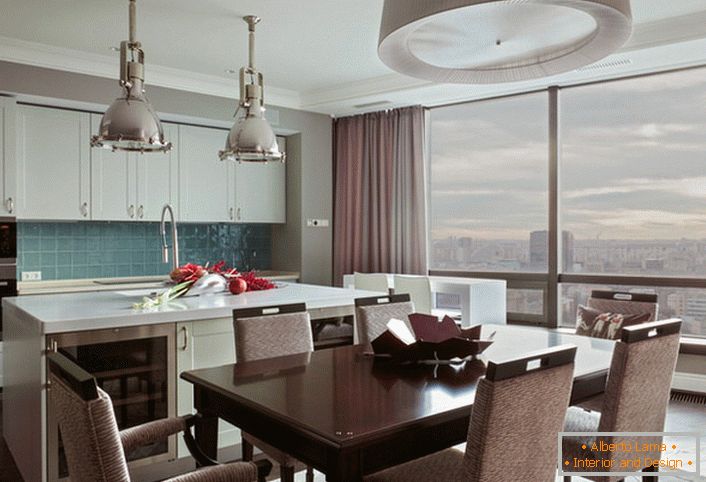 Panoramski prozori - idealna opcija za kuhinju u stilu eklekticizma. Dovoljno prirodno osvjetljenje čini prostor lakšim i zračnim.