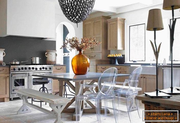 Kuhinja u eklektičnom stilu je zanimljiva kombinacija boja. Bledo siva i svetla bež su pogodno kombinovane u celokupnom konceptu stila.