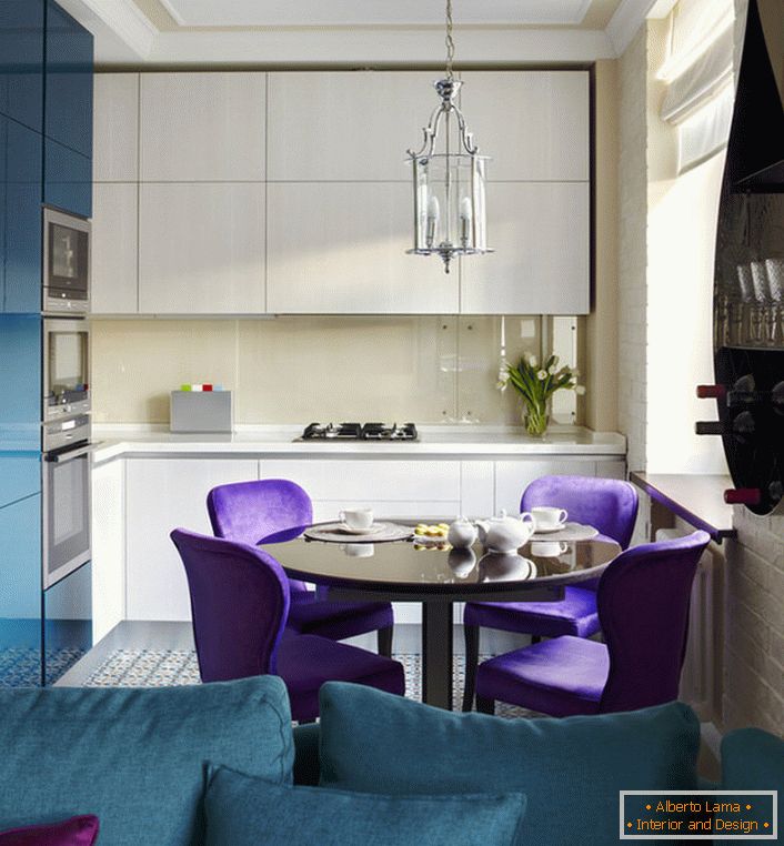 Eklektičan stil je odličan za malu kuhinju. Tamni tirkiz je povoljno kombinovan sa neutralnom bijelom, vizuelno povećavajući prostoriju.