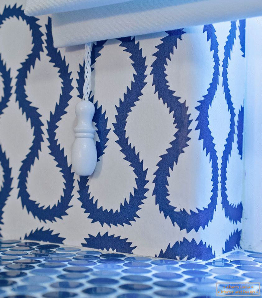 Plava i bela dekoracija malog kupatila