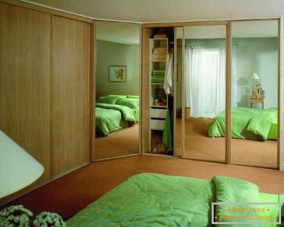 Ugaona ugradna garderoba u spavaćoj sobi sa ogledalima