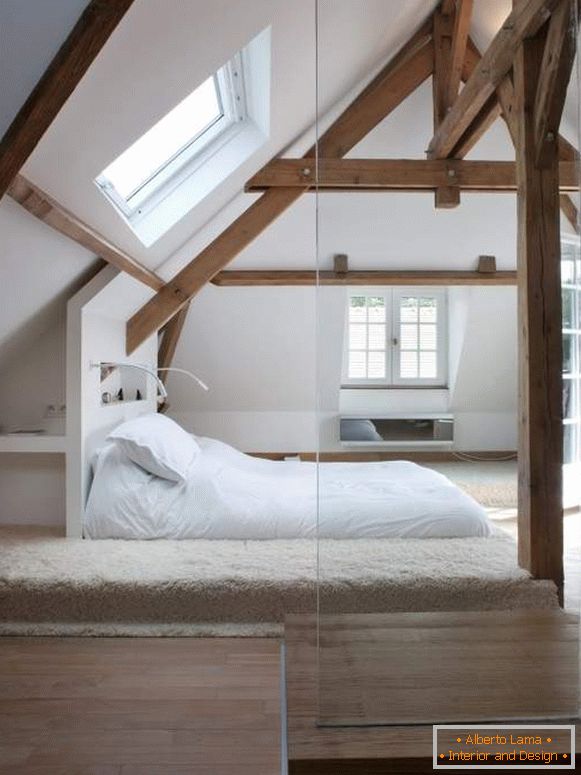 Dizajn tavanskog poda - fotografija spavaće sobe sa verandom