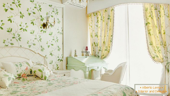 Cvjetni motivi koji se koriste za ukrašavanje zidova u prostoriji djevojčica mogu se pratiti i na zavjesama i posteljama. 