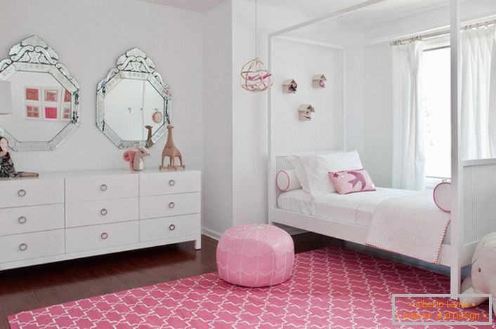 Klasična bela i ružičasta dekoracija sobe male modne kuće.