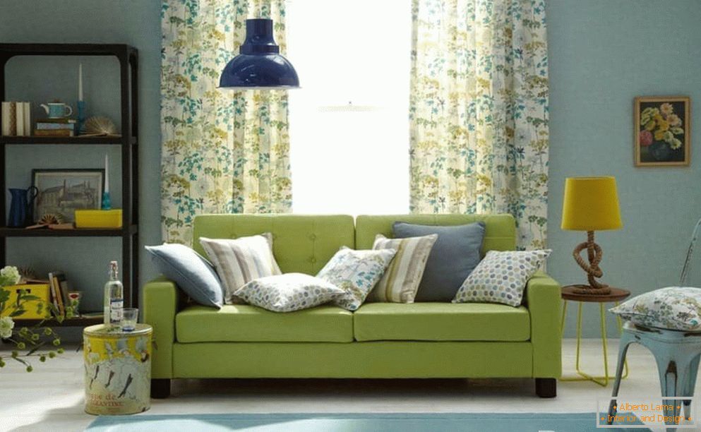 Dnevna soba u plavom sa zelenim kaučem