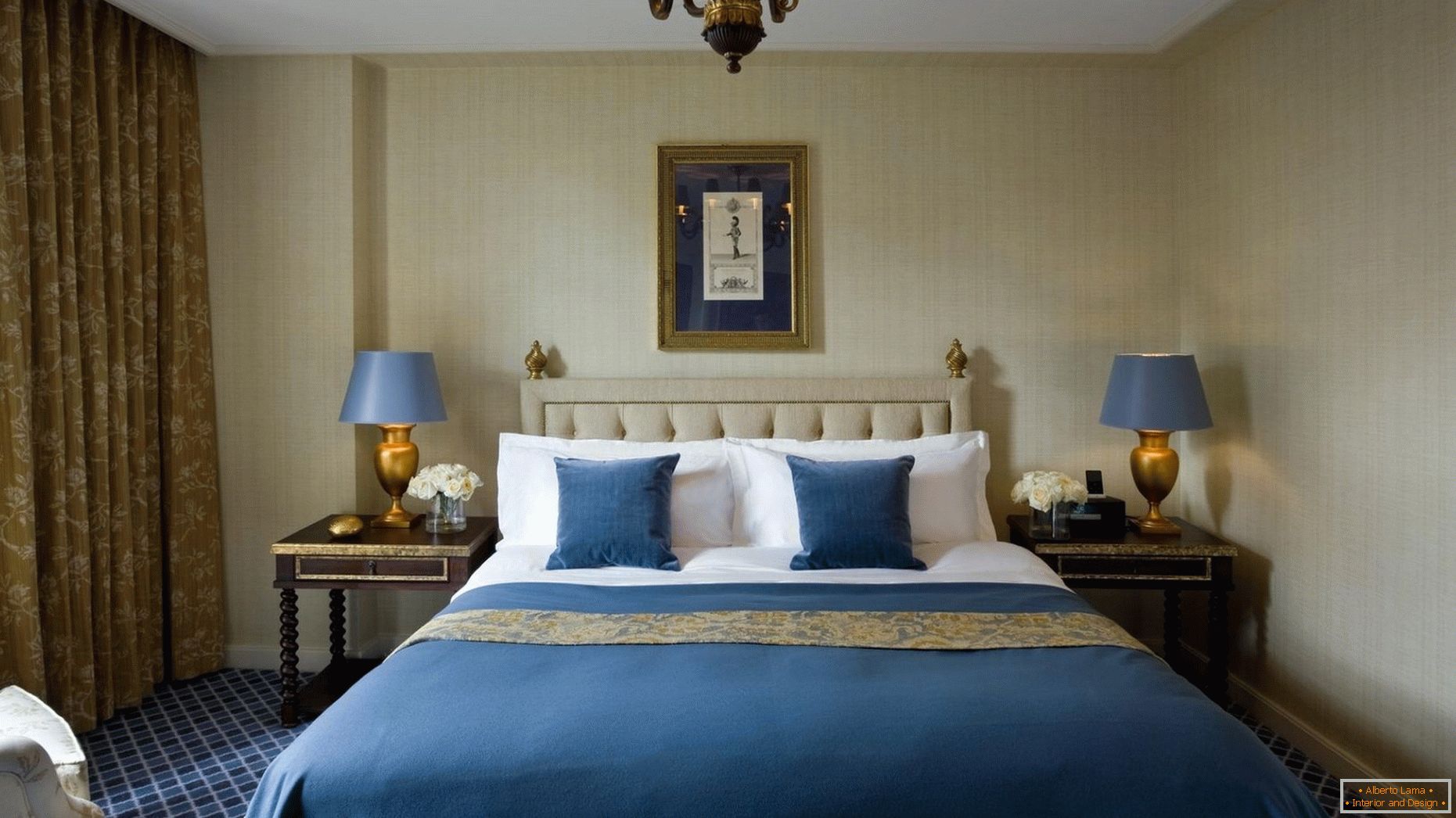 Plave i zlatne nijanse u unutrašnjosti spavaće sobe