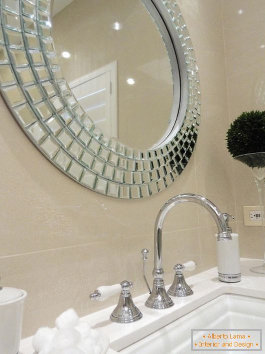 Elegantan ogledalo iznad umivaonika u kupatilu