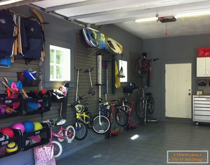 Велосипеды на стене u гараже