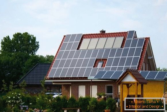 Kuća sa solarnim panelima za autonomnu električnu energiju
