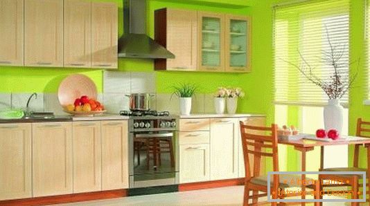 Dizajn kuhinje u svetlu zelenoj boji