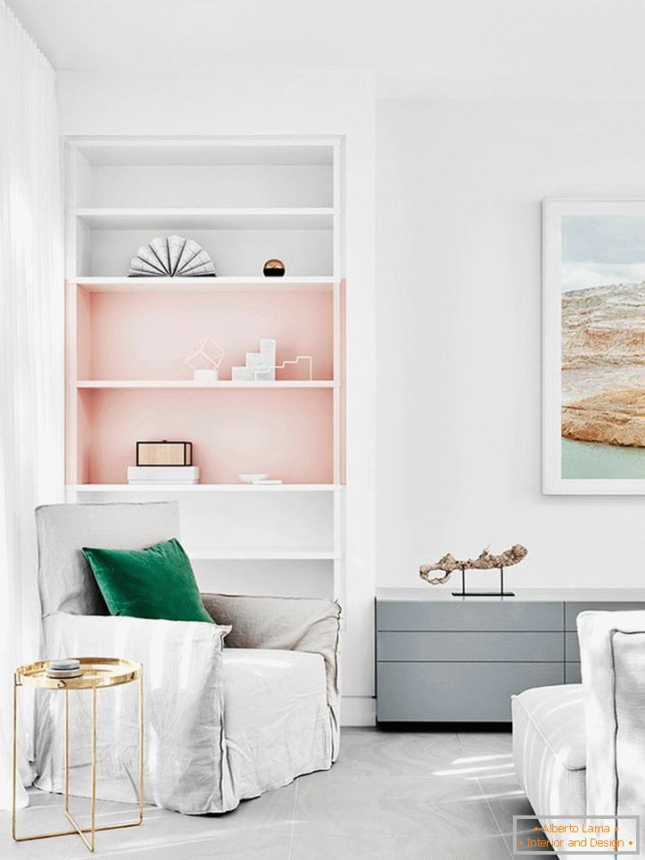 Pastelno bijele tonove u kombinaciji sa ružičastim u unutrašnjosti spavaće sobe