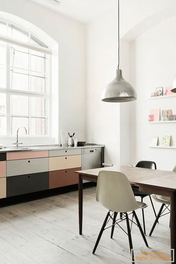 Mala kuhinjska kancelarija u pastelnim bojama