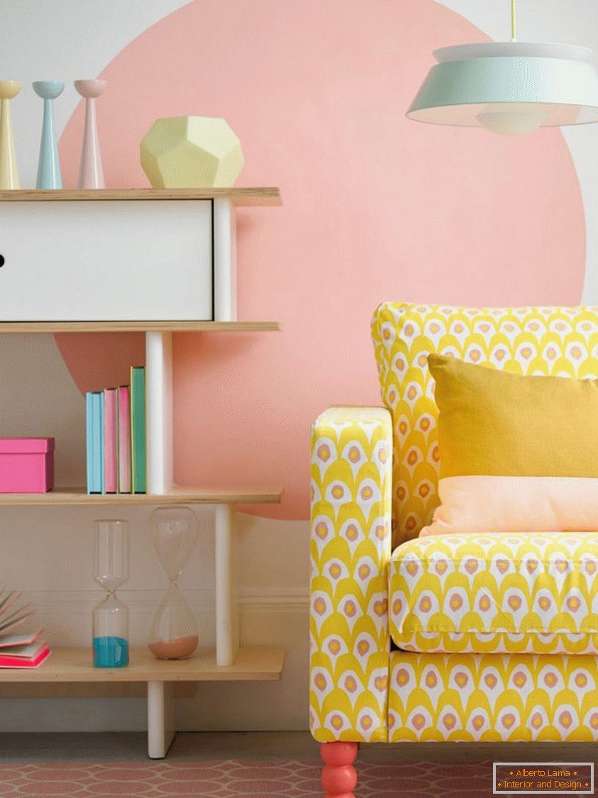 Svetla žuta sofa, stvara odličan kontrast u pastelnoj sobi