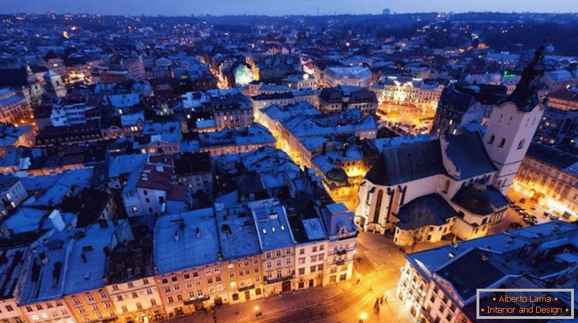 Noć Lviv с ярким освещением