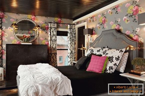 Dizajn romantične spavaće sobe sa crnim elementima