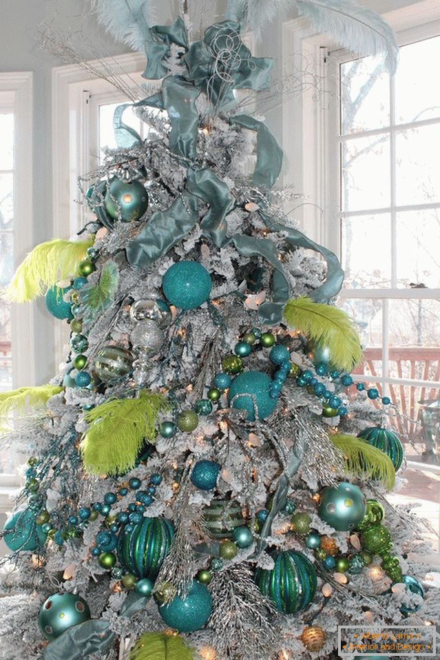 Plavo-krečno ukrašavanje novogodišnjeg drveta