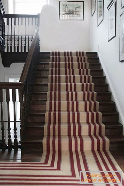 Striped tepih svojim rukama za dekoraciju stubišta