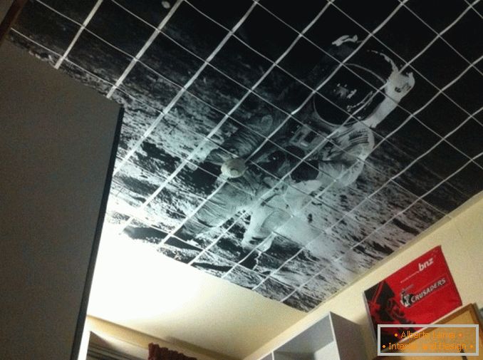 Slika kosmonauta na plafonu