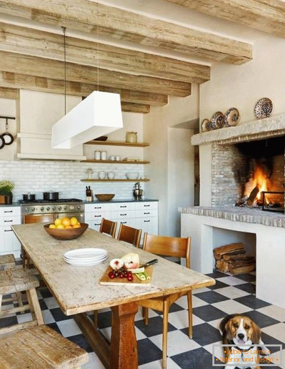 Udobna kuhinja s kaminom u rustikalnom stilu