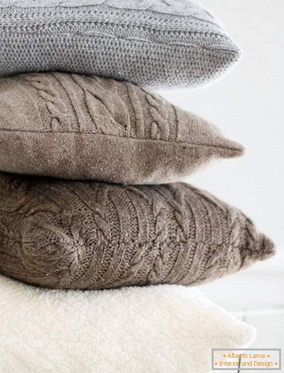 Dekorativni jastuci sa rukama od starih kaputa