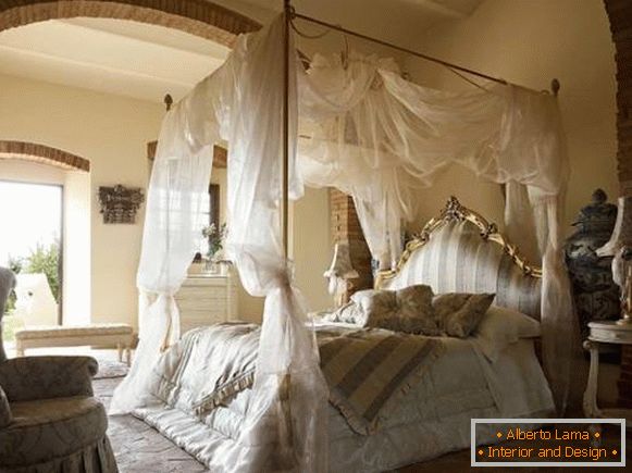 Prekrasna romantična spavaća soba sa krevetom s četiri postere