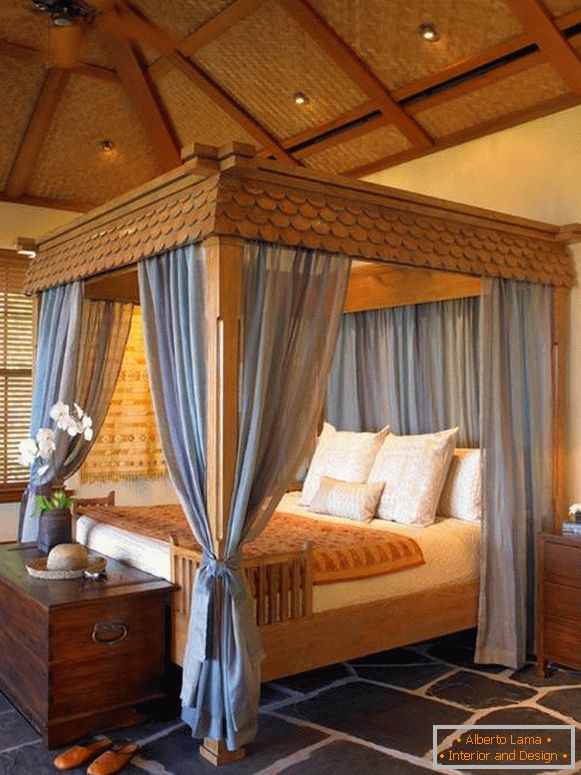 Drveni krevet sa bogatom dekoracijom i nadstrešnicom
