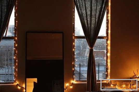 Elegantni prozori sa pozadinskim osvetljenjem u spavaćoj sobi