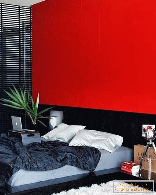 Crveni zid kao glavni akcent u spavaćoj sobi