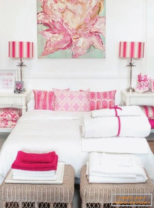 Bijela spavaća soba sa roze akcentima