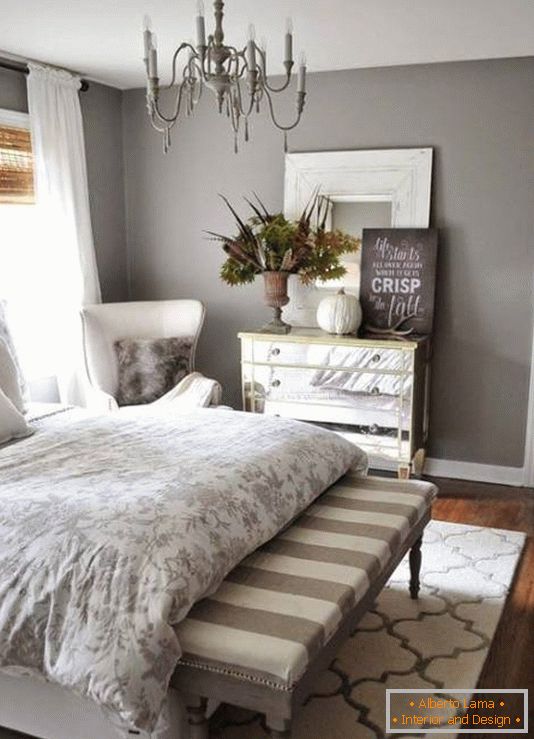 Elegantna spavaća soba sa prekrasnim dizajnom komoda