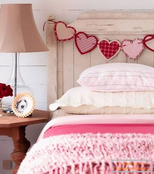 Dekoracija kreveta za Valentinovo