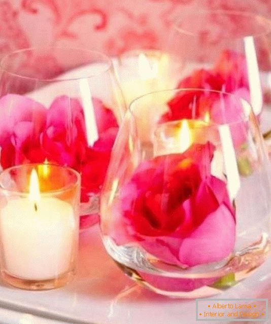 Cveće i svijeće kao stolnu dekoraciju za Valentinovo