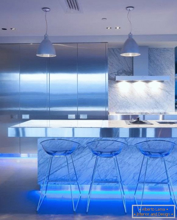 Dizajn kuhinje: prednja svetla nameštaja odozdo