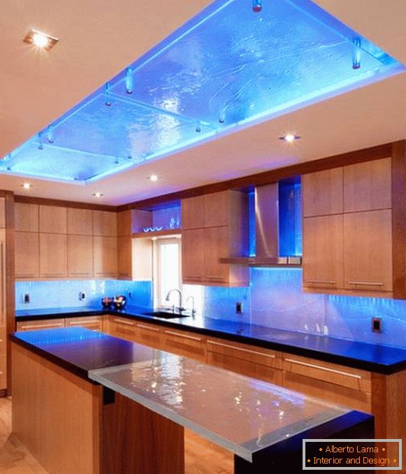 Dizajn kuhinje sa plavim pozadinskim osvetljenjem