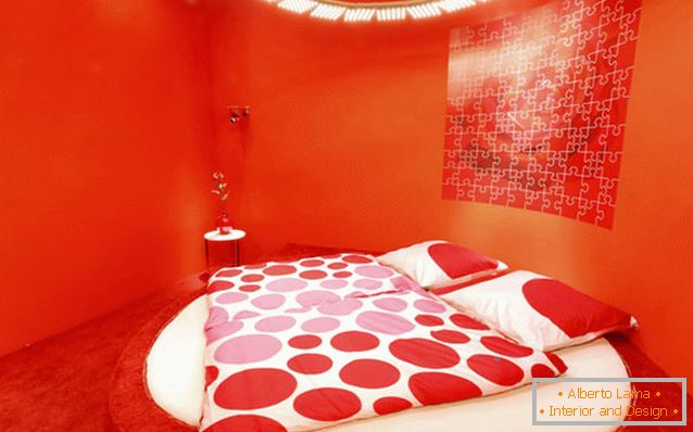Neuporediv dizajn spavaće sobe sa svetlom crvenom bojom