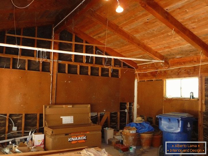 Unutrašnjost garaže prije popravke