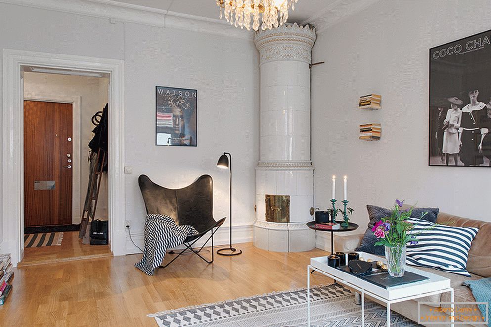 Unutrašnjost dvosobnog stana u skandinavskom stilu u Stokholmu