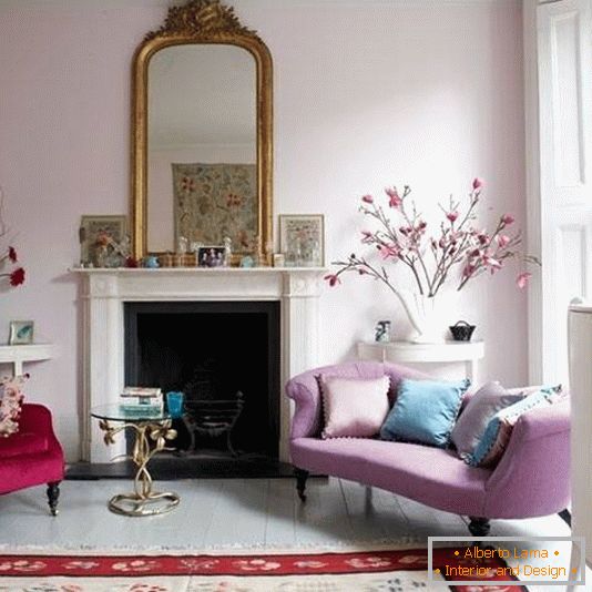 Romantičan dizajn dnevne sobe u crvenim i ljubičastim tonovima