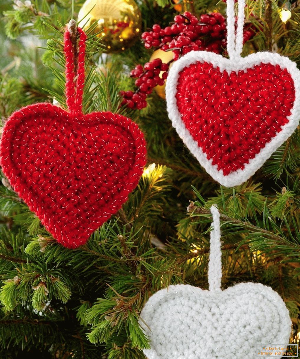 Pletena srca na božićnom stablu