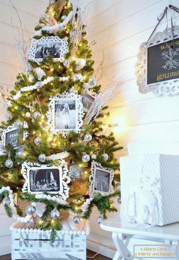 Dekoracija božićnog stabla sa foto ramovima