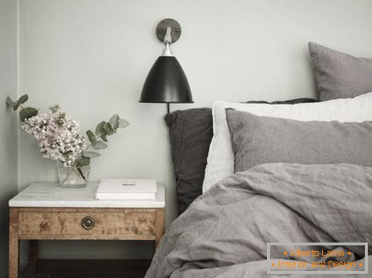 Udoban spavaća soba u sivim tonovima