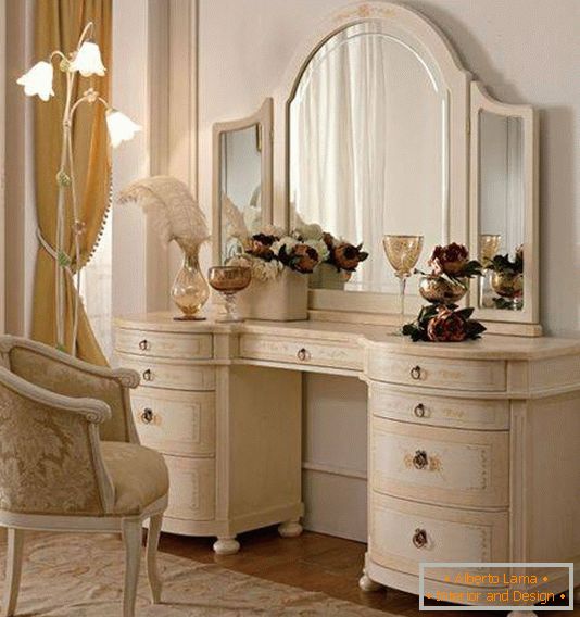 Garderobni sto za spavaću sobu u klasičnom stilu