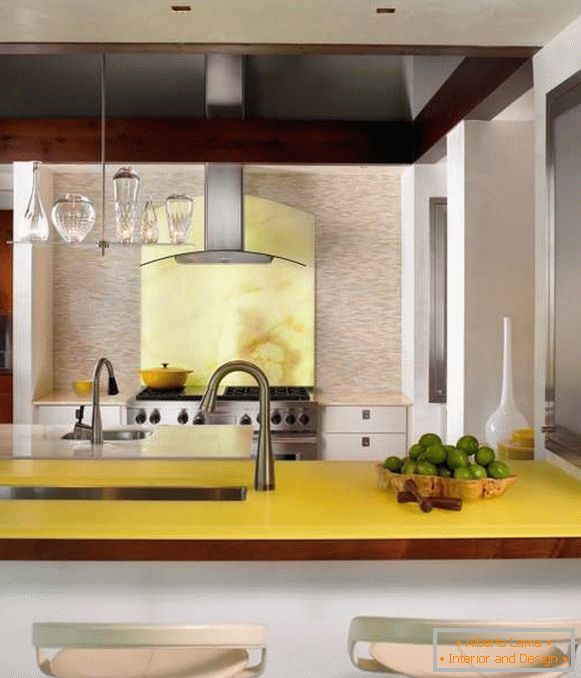 Bledo žuta boja u unutrašnjosti kuhinje privatne kuće