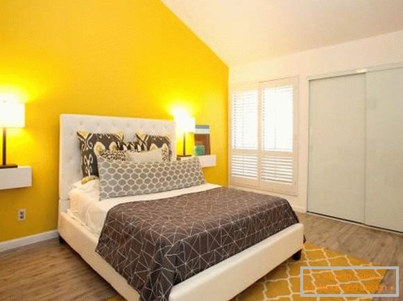Žuta boja u unutrašnjosti spavaće sobe
