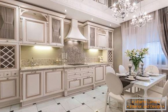 Kuhinja bijela sa zlatnom patinom - foto dizajn enterijera