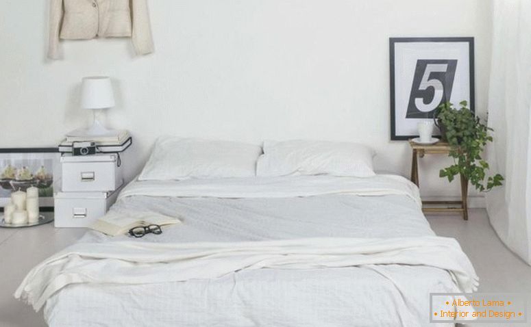 minimalistički-beli-spavaća-dizajn-sa-pod-krevet-i-mali-drveni-bočni stol